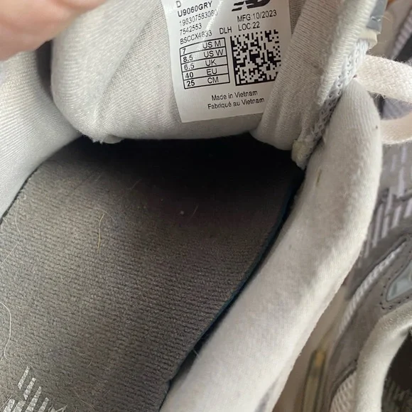 New Balance Silver 9060 | 8.5 Womens - Picture 4 of 4